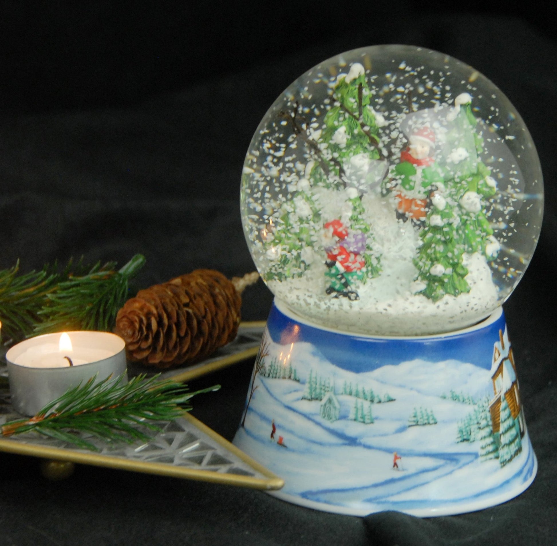 Schneekugel zwei nostalgische Skifahrer auf Sockel Winterlandschaft mittelblau mit Spieluhr 10 cm Durchmesser - Schneekugelhaus