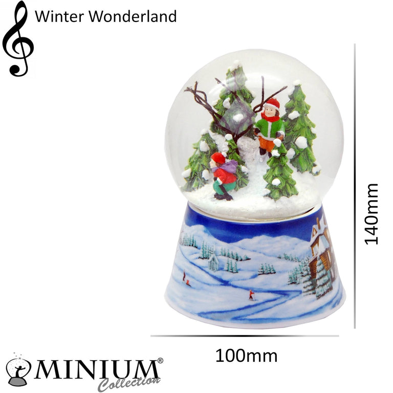 Schneekugel zwei nostalgische Skifahrer auf Sockel Winterlandschaft mittelblau mit Spieluhr 10 cm Durchmesser - Schneekugelhaus