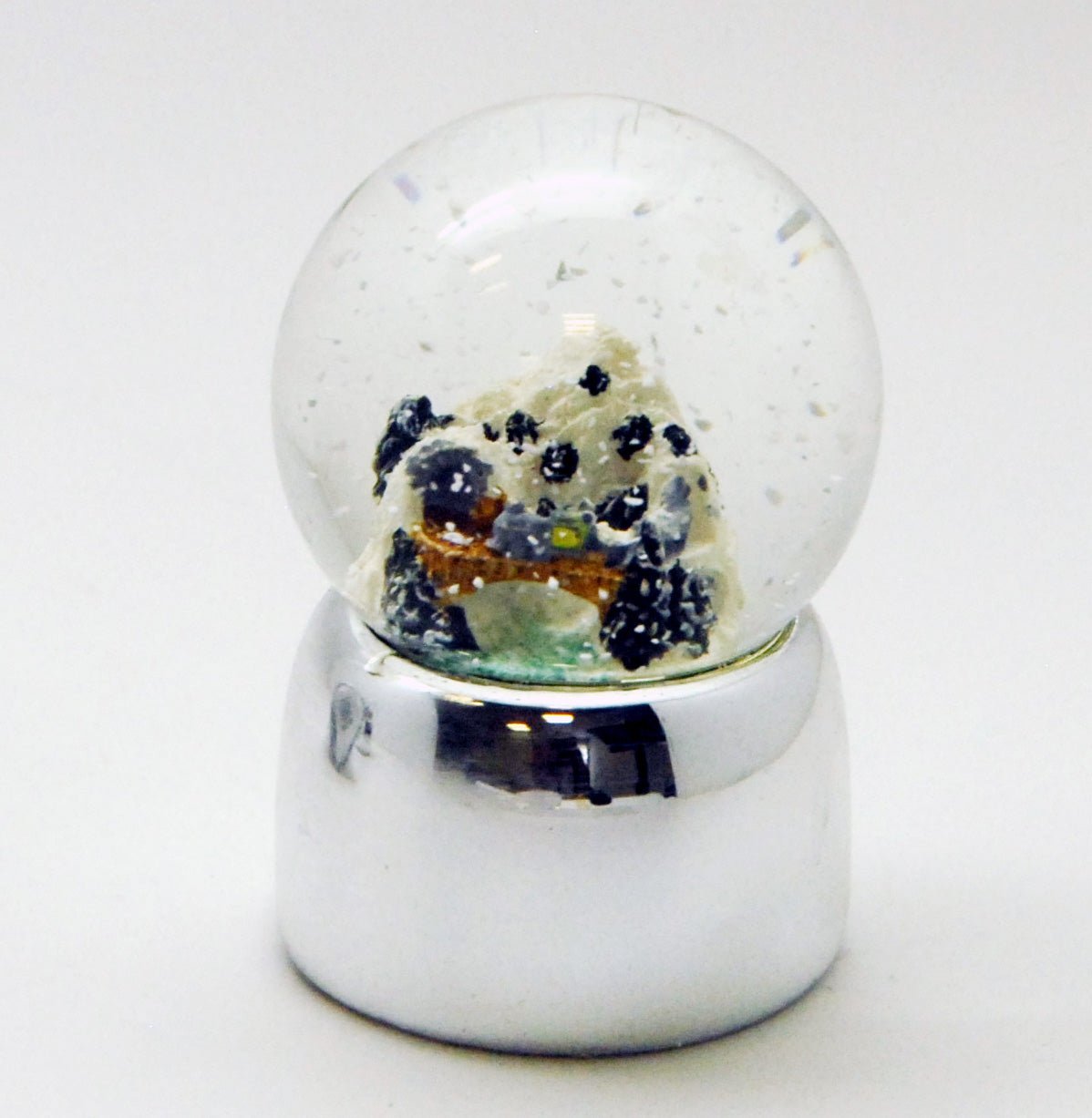 Süße Mini-Schneekugeln Winterlandschaft auf Silber-Sockel gerade glänzend - Schneekugelhaus