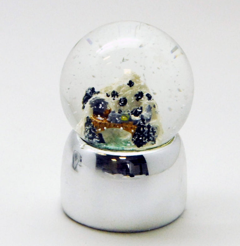 Süße Mini-Schneekugeln Winterlandschaft auf Silber-Sockel gerade glänzend - Schneekugelhaus