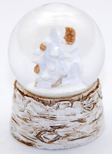 Süße Minikugel mit Reh,Schlitten und Tannenbaum in weiß und gold auf Holzsockel - Schneekugelhaus