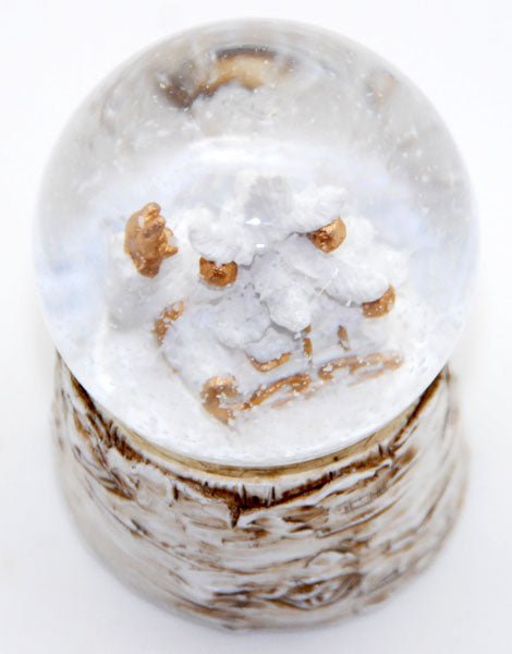 Süße Minikugel mit Reh,Schlitten und Tannenbaum in weiß und gold auf Holzsockel - Schneekugelhaus